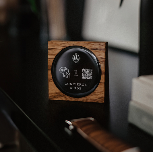 Premium QR-Code Tischaufsteller aus Holz